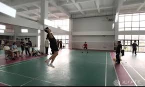 王哲林场下鼓掌叫好！李弘权假投真传助攻怀特塞德大猩猩暴扣